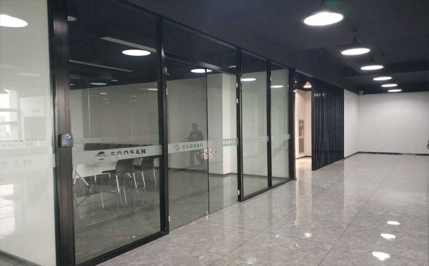 辦公區(qū)玻璃隔斷效果圖